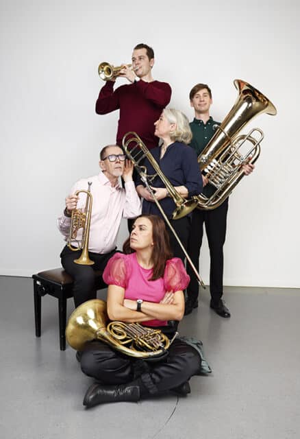 Alla fem medlemmar i Linnékvintetten med sina instrument